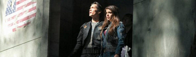 Bob Morley y Marie Avgeropoulos en 'The 100'