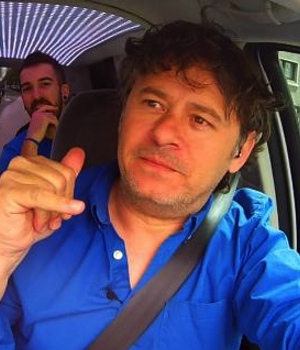 src="https://www.formulatv.com/images/noticias/31000/31089/2.jpg##677##200"/><p></p></div></p><p><b>¿Habéis hecho algún cambio, en cuanto al desarrollo del concurso, con respecto a las versiones de '¡Taxi!' que se emitieron tanto en Canal Sur como en Telemadrid?</b></p><p>Se han hecho cambios de imagen. En cuanto a la mecánica, es la misma, está probada y ha funcionado en muchísimos países y en Andalucía. Lo que se pretende es que triunfe también en el resto de España.</p><p><b>¿Cuándo te llamaron para preguntarte si querías hacerte cargo de este nuevo programa?</b></p><p>Hace como algo más de un mes me dijeron que si quería hacer el piloto de este programa. A mí los concursos siempre me han gustado, y me dijeron que era para laSexta y acepté. Hicimos un piloto y enseguida la cadena dijo que para delante con él. </p><p><b>¿Por qué ciudades estáis grabando?</b></p><p>Yo he estado por <a target="_blank" href="http://madrid.ociogo.com/">Madrid</a> y Valencia. Iremos a más ciudades como Bilbao, <a target="_blank" href="http://barcelona.ociogo.com/">Barcelona</a>, Zaragoza... Por el sur está Manolo: por <a target="_blank" href="http://sevilla.ociogo.com/">Sevilla</a>, Cádiz, <a target="_blank" href="http://cordoba.ociogo.com/">Córdoba</a>... Eso no quiere decir que él vaya a estar por el sur y yo por el norte, sino que nos iremos intercambiando. Pero por razones tácticas, como yo vivo en Madrid y él en Andalucía, pues hemos empezado así, pero no quiere decir que cada uno se haga cargo de un territorio concreto. </p><p><b>¿Coincidirás con Manolo en las grabaciones en alguna ocasión?</b></p><p>En principio no, porque cada uno va con su taxi. Digamos que somos una pequeña cooperativa de dos taxistas. Cada uno tiene sus recorridos, sus trayectos y sus concursantes, así que será difícil que, para abarcar toda España, coincidamos en algún lugar.</p><p><b>¿Cuánto tiempo lleva grabar una entrega de 'Taxi'?</b></p><p>Al ser un trayecto de taxi, a lo mejor en media hora un concursante ya ha hecho su participación. No es un concurso de preguntas y respuestas sin más; lo que hacemos nosotros es interactuar mucho con los concursantes, charlar..., pues lo que se hace en un taxi, y todo desde el humor. Intentamos que sea una cosa divertida y un programa muy ágil.</p><p><div class="imgnctxti"><img loading="lazy" alt=