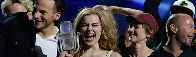 Emmelie de Forest, con su trofeo por haber ganado Eurovisión