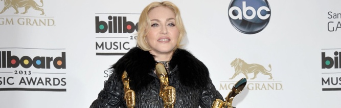 Madonna posa con sus premios Billboard 2013