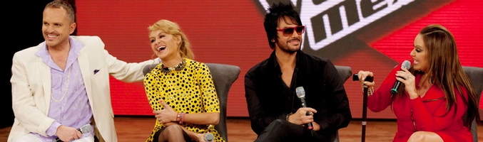 Paulina Rubio junto con Miguel Bosé, Beto Cuevas y Jenni Rivera en la presentación del programa 'La Voz' en México