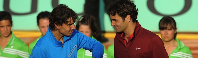 Rafael Nadal y Roger Federer tras la victoria del jugador manacorí en Roland Garros 2011
