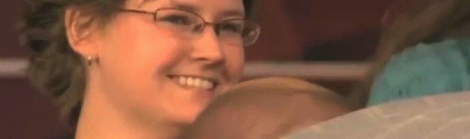 Paul de Leeuw prueba la leche materna de un pecho