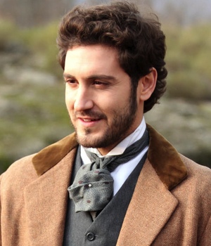 src="https://www.formulatv.com/images/noticias/31200/31250/1.jpg##677##200"/><p></p></div></p><p><b>Cuando pensamos en Álex Gadea, nos viene a la cabeza tu último trabajo televisivo y quizá el más conocido: Tristán Montenegro. ¿Te gusta que sea así o prefieres que no se te asocie a un personaje o a una historia?</b></p><p>Evidentemente Tristán es el personaje más mediático que he hecho, pero como actor no me gustaría que me recordaran por un personaje. </p><p><b>¿Qué te ha enseñado Tristán, profesionalmente hablando? ¿Puedes considerarlo uno de tus retos interpretativos?</b></p><p>Muchas horas de rodaje con él a cuestas: texto, dicción, cuerpo, mucho oficio. Es un personaje que ha crecido conmigo, hemos afrontado un salto de 16 años juntos. Tristán me ha dado mucho bagaje. En su momento, supuso un reto para mí, al igual que ahora lo suponen otros. Cada personaje que te llega es un reto nuevo. Si no arriesgas, para mí esta profesión no tiene sentido.</p><p><b>Te has formado como actor, ¿lo que aprendes en la escuela o academia realmente sirve en un rodaje o hasta que no empiezas a trabajar no sabes a lo que te estás enfrentando?</b> </p><p>Para mí, sí que sirve. La formación es un proceso donde estás en evolución constante y tomas conciencia de muchas cosas. Sí es cierto que en el trabajo los resultados llegan antes por necesidad, pero esa formación es una mochila que va contigo. </p><blockquote>"Me siento un privilegiado de poder trabajar en el oficio que decidí escoger"</blockquote><p><b>Muchos consideráis el teatro como una forma de renovarse, de "limpiarse" de todo lo que el cine o la televisión conlleva. ¿Por qué? </b></p><p>En el teatro estás mucho más desnudo y expuesto. No hay tomas, no repites... Cuando arrancas no hay marcha atrás. Hay un trabajo de más profundidad con respecto a la televisión y eso es muy gratificante, si llegas con el proceso de trabajo bien hecho. </p><p><b>Es el momento de innovar para conseguir seguir adelante y mantenerse a flote. También para vosotros, los actores. Pero, ¿es suficiente? ¿Puede mantenerse la estructura si se ataca a la financiación y no se facilita que el espectador pueda ver y disfrutar el espectáculo? </b></p><p>Evidentemente no. El teatro y el <a target="_blank" href="https://www.ecartelera.com">cine</a>, más allá de ser una corriente artística, cultural, educacional, etc., son un negocio. Si no producen y no son rentables, no pueden subsistir. Estamos viendo cómo muchas empresas del sector están echando el cierre por esto mismo. </p><p><div class="imgnctxtd"><img loading="lazy" alt=