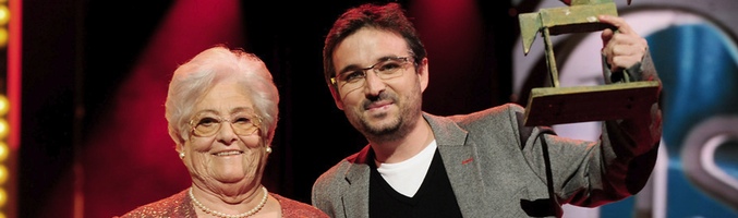 Jordi Évole ganó el Premio Ondas al Mejor Presentador de Televisión en 2011. En la foto posa con su suegra.