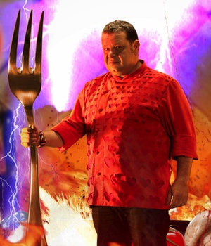  src="https://www.formulatv.com/images/noticias/31200/31286/1.jpg##677##200"/><p></p></div></p><p><b>¿Te costó mucho aceptar la propuesta de liderar 'Pesadilla en la cocina'?</b></p><p>¡Entre cero y nada! Siempre he dicho que la propuesta era el caramelo más dulce que me podían ofrecer. Aire nuevo, la posibilidad de afrontar un reto muy atractivo, aunque arriesgado... Una de esas oportunidades que creo que nunca hay que dejar pasar, aunque solo hubiese sido para hacer una temporada. </p><p><b>¿Qué aprendiste en la primera temporada que estás aplicando en la segunda?</b></p><p>Que cuanto más trabajamos, mejor resultado obtenemos todo el equipo. Cada caso en el que trabajamos en la primera temporada fue una fuente inagotable de conocimientos para afrontar el siguiente caso; no solo se aprende de los mejores, todo el mundo tiene algo que decir.</p><p><b>Si tuvieras enfrente a Gordon Ramsey, ¿qué le dirías?</b></p><p><i>Good job!</i> [¡Buen trabajo!]</p><p><b>¿Qué plato le prepararías para dejarle impactado?</b></p><p>Un arroz al carbón con alcachofas y gambas rojas metido en un queso de Campo Real. Se le iban a caer las lágrimas.</p><p><b>¿Mantienes contacto con alguno de los restaurantes que han pasado por el programa?</b></p><p>Estoy al tanto de cuáles permanecen abiertos y de cómo van las cosas.</p><p><b>¿En 'Pesadilla en la cocina' haces más de chef que de psicólogo o viceversa?</b></p><p>En realidad, no hago de nada especial... como mucho "hago" de Alberto Chicote, que tiene un poco de todo.</p><p><div class="imgnctxtd"><img loading="lazy" alt=