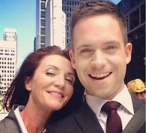 Michelle Fairley y Patrick J. Adams en 'Suits'