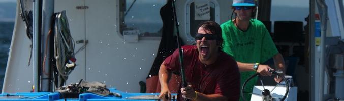 El barco Pin Wheel alberga a jóvenes aventurados y ansiosos por la pesca