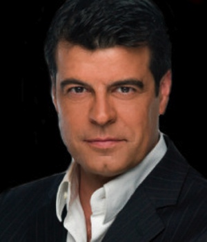  src="https://www.formulatv.com/images/noticias/31400/31489/1.jpg##300##350"/><p></p></div><b>Tras 'La Pola', llega '5 viudas sueltas'. Parece que en Colombia te quieren mucho...</b></p><p>Gracias a Dios parece que sí [risas]. Primero fue RCN con 'La Pola', un éxito a nivel casi mundial, por desgracia no llegó a España, aunque quizá llegue algún día, y ahora ha sido Caracol, el otro canal fuerte, el que me ha llamado para hacer '5 viudas sueltas', que se estrenó con gran éxito.</p><p><b>Y en Estados Unidos se estrenó a través de Telemundo</b></p><p>Sí. Ellos tienen un mercado muy interesante, muy importante; producen para el propio país, pero pensando también en un mercado casi a nivel mundial. Grandes productoras como Warner, Fox y Sony ya están metidas ahí.</p><p><b>Das vida a un ginecólogo...</b></p><p>Sí, doy vida a un médico español. Este papel, en un principio, no estaba escrito para un actor español; ellos decidieron que, para hacer más internacional la serie, por qué no traer a un actor español. Me vieron en 'La Pola', les gusté, me llamaron, yo fui encantado y escribieron la historia de un médico español que está casado con una mujer colombiana. El hombre tiene un nivel social muy alto. En un momento dado, por una denuncia, acaba en la cárcel y todo su mundo se viene abajo. </p><p>Este señor se ve envuelto en una historia terrible: su familia y sus amigos le abandonan, él se queda ahí, es un desastre. Hay una visitadora médica, Marianela, interpretada por Andrea Gómez, una actriz preciosa y maravillosa, que intenta conectarle con el mundo exterior, sacarle de la cárcel... La historia se desarrolla durante toda la novela y ocurren muchas cosas. Hago un papel muy diferente al que hacía en 'La Pola'. Allí, era un personaje clásico, histórico, y aquí es un personaje actual.</p><p><b>En alguna ocasión has afirmado que dar vida al doctor Melguizo te ha cambiado, ¿en qué sentido?</b></p><p>Ha cambiado mi imagen en los países donde han visto 'La Pola'; ahí hacía un personaje clásico, del siglo XVII. Al hacer ahora un personaje actual, la imagen que tenían de mí ahí cambia. Me llegan whatsapps y tuits de gente que ha visto una serie y está viendo la siguiente y se congratulan del cambio, de la diferencia de registro en ese sentido. Y lo agradecen, porque que un español vaya ahí y pase por el periplo de ocho y diez meses rodando fuera... Ellos son muy agradecidos, muestran mucho cariño.</p><p><b>Tanto en 'La Pola' como en '5 viudas sueltas' das vida a personajes españoles. ¿Crees que te has convertido en una especie de comodín, en el sentido de que si hace falta un actor español, tienen tu curriculum y ya saben quién eres?</b></p><p>Como comodín no sé. Nosotros tenemos un acento muy duro, muy fuerte. O escriben diciendo que el personaje es para un español o no podríamos hacer nada. Yo no podría hacer de colombiano; el acento colombiano es muy difícil de imitar. El acento neutro, como lo llaman en México, para nosotros no deja de ser un acento mexicano. Que nosotros hablemos nuestro propio idioma con nuestro acento, o lo defines muy bien como un personaje español, o no merece la pena. Les parece algo tremendo hablar como lo hacemos nosotros, por la fuerza que tenemos hablando, por cómo matizamos... A mí en '5 viudas sueltas' me permitieron que introdujera mis giros españoles, que hablara con mi acento, porque si no, no hubiéramos podido hacerlo.</p><p><b>¿Cuál es el vínculo entre estas cinco viudas sueltas? A pesar del título, ¿hay algo en común?</b></p><p>'5 viudas sueltas' significa "cinco viudas solas", o sea, cinco mujeres solas. Son cinco mujeres que tienen a sus maridos en la cárcel.</p><blockquote>"Aportaría muy poco si presentara programas hoy. Hay gente muy buena ahora mismo"</blockquote><p><b>¿Cuánto tiempo te ha costado rodar esta novela?</b></p><p>He estado ocho meses a las órdenes del gran Peto, el director. Es uno de los inventores de 'Sin senos no hay paraíso', allí se decía así; a España llegó como '<a href="https://www.formulatv.com/series/sin-tetas-no-hay-paraiso/">Sin tetas no hay paraíso</a>'. Es el hombre de los grandes éxitos en Caracol, junto con Dago, el gran director de cine. He tenido la suerte de trabajar con Sergio Cabrera y con Peto, dos de los grandes directores que hay no solo en Colombia, sino en el mundo latinoamericano. </p><p><b>¿Qué te llevó a aceptar esta experiencia?</b></p><p>Para hacer 'La Pola' me llevó Sergio. Quería que yo hiciera un personaje, me llevó para siete meses y me quedé quince. Era una serie complicada, con muchos exteriores, una superproducción... Se les fue de las manos por muchos motivos y estuvimos más tiempo. En cambio, en 5 viudas sueltas' estuve ocho meses, lo que estaba previsto. Ha sido un auténtico privilegio trabajar con esta gente; muchos de ellos compaginan Hollywood con Colombia. Trabajan en España, en Italia, en muchos países... Ha sido una gran suerte haber coincidido con ellos y que me llevaran.</p><p><b>Decías que estas dos telenovelas en las que has trabajado no han llegado a España, ¿crees que las veremos aquí?</b></p><p>'La Pola' ha sido un éxito mundial, con capítulos que superaban el 50% de share. Los actores, no solo colombianos, son "top ten". Segio es un director que se maneja en ese ámbito. Tanto en Estados Unidos como en Latinoamérica ha sido un escándalo de audiencia. Nosotros éramos los de 'La '; no Andoni Ferreño, etc., sino "los de 'La Pola'". Y eso marca. Cuando llegué a Caracol a hacer '5 viudas sueltas', llevaba el marchamo de "el de 'La Pola'". No sé si he dado el nivel o no que se me ha exigido, pero llevabas esa especie de insignia detrás. Creo que llegará a España, espero que se vea este trabajo en el que siete protagonistas éramos españoles.</p><p><b>En España las cadenas no apuestan mucho por las telenovelas, salvo Nova, en la que este género es el más visto de su franja en la TDT...</b></p><p>En España se menosprecia el término "telenovela". Nosotros lo que hemos hecho allí no son telenovelas; están a un nivel muy por encima de lo que la gente entiende aquí por culebrón o telenovela. Eso es más venezolano, mexicano, de Miami... Colombia ha descubierto que haciendo grandes producciones pueden exportarlas al resto del mundo, es su gran mercado.; </p><p>Por eso, actores como Diego Cadavid o César Mora son estrellas casi mundiales, están trabajando en Hollywood. Estamos acostumbrados a que todo lo latinoamericano es como algo menor, cuando estamos en un craso error porque ellos, a nivel de venta mundial, están muy muy por delante de nosotros. Nosotros hacemos cosas más locales, más nuestras, para España. En Colombia, no en Venezuela, han descubierto que el mercado latinoamericano es muy amplio y que internacionalizando el producto, llega a gran parte del mundo y tiene más proyección.</p><blockquote>"En España se menosprecia el término 'telenovela'</blockquote><p><b>Has dicho en alguna ocasión que en España no se escribe para actores como tú, por la edad...</b></p><p>Sí y no. No como yo. Todos pasamos por un proceso generacional, donde ni somos los galanes de 25 años ni todavía estamos como para hacer de padres de los protagonistas. Eso le ha pasado a todos los grandes actores de este país. Echo de menos series en las que se hable más de problemas de adultos; también tenemos derecho a contar nuestras historias. Es una opinión muy personal. En Colombia los protagonistas son siempre gente de una cierta edad, donde se cuentan historias de una cierta edad y donde los jóvenes están ahí aprendiendo. Yo aprendí de mis mayores; los protagonistas no éramos los jóvenes, sino los mayores. Echo en falta eso, que cuenten historias para gente de nuestra edad también.</p><p><b>Aquí ocurre todo lo contrario: se encuentra una pareja joven protagonista que tenga tirón y todas las historias giran en torno a ellos, como si estuvieran totalmente en un segundo plano.</b></p><p>Sí, puede ser. En España se hace una gran ficción, hay grandes series. Adolezco que se cuenten historias para gente de entre 40 y 60 años, que también tenemos cosas que decir. No todo historias de gente joven porque no deja de ser una sucesión de historias de gente joven, que me parece fantástico, mis hijos las ven encantados, tienen su público, pero también yo quiero que me cuenten cosas de la problemática que tenemos la gente de nuestra edad.</p><p><b>Entre producción y producción, teatro. </b></p><p>Sí, siempre. Soy un hombre de teatro.</p><p><b>Y te arriesgas como director de teatro. ¿Uno tiene que dar ese paso para decir "estoy aquí"?</b></p><p>No, no es necesario. Uno lo hace por una serie de circunstancias. Con "Hay que deshacer la casa" di el salto a la dirección porque era una versión mía de una función de mi maestro Sebastián Junyent y quise dirigirla yo porque, ya que que había hecho la versión, me sentía en la obligación de respetar eso que había escrito. Quizá otro director lo hubiera hecho mejor que yo, sin duda, pero yo me sentía en la obligación moral de respetar el recuerdo de mi maestro Sebastián Junyent. Creo que no dirigí la obra del todo mal, eso ha dicho la profesión. Pero no lo hice por decir "yo estoy aquí, os voy a demostrar que también soy director y productor"... Yo, a nivel personal, tengo las medallas suficientes; lo que quiero es trabajar y divertirme con mi trabajo, que es lo que más me gusta en el mundo y demostrar a la gente que puedo aportar algo más, pero sin ser el adalid de nada.</p><p><b>¿En qué estás inmerso ahora?</b></p><p>En un proyecto muy ilusionante con Arturo Fernández. Es la consecuencia y la sucesión de una serie de acontecimientos, de citas, de reuniones y de persecución desde hace tiempo por parte de ambos. Espero que tenga un buen final. Y sigo con el teatro: acabando la gira de "Hay que deshacer la casa" y preparando mi próximo proyecto teatral, que va a ser una comedia. </p><p><b>¿Cómo va a ser esa comedia?</b></p><p>Será alta comedia, creo que falta ese salto a la alta comedia que sí se hace en Estados Unidos, en Inglaterra... En España hay una comedia fantástica en la televisión, pero existe un espacio para la alta comedia. En eso estoy. Y en el teatro, también. Quiero ser el gran imitador de Arturo Fernández.</p><p><div class="imgnctxti"><img loading="lazy" alt=