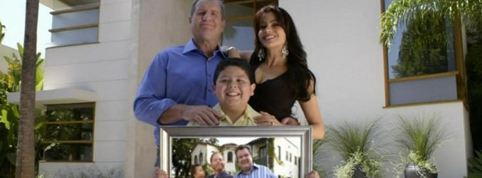 Jay, Gloria y Manny en la cabecera original de 'Modern Family'