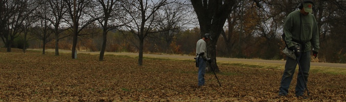 Wyant y Saylor buscarán objetos y piezas perdidas con la simple ayuda de un detector de metales