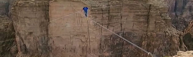 Nik Wallenda durante el paso por el Gran Cañón del Colorado