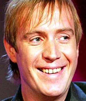 El actor Rhys Ifans