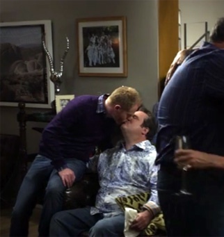 Uno de los pocos besos entre Cam y Mitchell