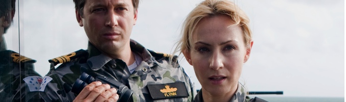  src="https://www.formulatv.com/images/noticias/31800/31812/1.jpg##677##200"/><p></p></div></p><p>Los protagonistas deberán hacer frente esta temporada a la pérdida de uno de sus colegas más queridos, ET Holliday, que buceaba en busca de valiosas piezas de coral rojo. Su muerte afecta a toda la tripulación, pero especialmente a su oficial al mando, Nikki Caetano, con la que mantenía una relación secreta. Nadie a bordo cree que se trate de un accidente, por lo que tratarán de llegar al fondo de la cuestión.</p><p>La muerte de ET trae al Hammersley a un nuevo marinero, Leo Kosov-Meyer, conocido como 2Dads, al que le costará encajar en su nuevo destino. Perezoso, subversivo y bromista profesional, sube con mal pie a la cubierta del patrullero.</p><h2 class='vh3'>Los personajes</h2><h2 class='vh4'>Ian Stenlake es el capitán Mike Flynn</h2><p>El comandante del HMAS Hammersley, de 38, que se unió a la Marina a la edad de 17 años y ascendió desde la base. Hace cinco años, como instructor en un curso mantuvo un breve romance con una de sus estudiantes, una joven teniente llamada Kate McGregor. Los dos sabían que habían cruzado una línea profesional y se separaron. Ahora Kate ha sido enviada a servir bajo su mando como su segunda a bordo.</p><h2 class='vh4'>Lisa McCune es la teniente Kate McGregor</h2><p>Es la segunda oficial del Hammersley. A sus 28 años, atesora varias condecoraciones, es ambiciosa y muy perfeccionista. Pero Kate es también una mujer de secretos, que huye de su pasado, se ha reinventado a sí misma y no quiere volver al lugar del que salió.</p><p>Kate llega a bordo de Hammersley desde la relativa comodidad de un gran barco, y deberá aprender a manejarse en un patrullero. Como segunda oficial liderará abordajes a barcos de pesca apestosos, trabajará en estrecha colaboración con los marineros de grado medio y compartirá camarote con la oficial de navegación, la teniente Nikki Caetano, que se considera la hija predilecta del capitán y ve a Kate como su nueva y malvada madrastra.</p><p>Lisa McCune es una de las actrices de televisión y teatro más populares de Australia, donde atesora gran cantidad de premios, entre los que suma cuatro Logies oro como la personalidad más popular en la televisión australiana.</p><p><div class="imgnctxt"><img loading="lazy" alt=