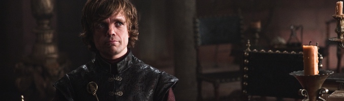  src="https://www.formulatv.com/images/noticias/31800/31854/1.jpg##677##200"/></div><p>Robb Stark, el hijo mayor de Ned Stark y señor de Invernalia, pelea por la independencia del Norte y mantiene prisionero al hermano gemelo de Cersei, Jaime. Stannis Baratheon, hermano mayor del fallecido Rey Robert, no acepta la legitimidad de Joffrey y se alía con una poderosa sacerdotisa roja para lanzar un ataque naval sobre Desembarco del Rey.</p><p>Su hermano menor, Renly, reclama el trono también. Mucho más carismático que Stannis y casado con la bella Margaery, Renly mantiene sus aspiraciones tras huir de la capital.</p><p>No solo los reyes persiguen el trono de Joffrey. Al otro lado del mar, Daenerys Targaryen clama por sus derechos sucesorios mientras cría a sus pequeños dragones.</p><p>Si el mar separa a Daenerys, el Muro oculta el último reto para Poniente. Los salvajes de los páramos helados tienen nuevo líder, añadiendo una preocupación más para Jon Nieve y el resto de la Guardia de la Noche.</p><p>En esta segunda temporada se atravesará el reino esquivando peligros, de la mano de la pequeña Ayra, se seguirá el viaje del joven Bran, se conocerá a la salvaje Ygritte y a la peligrosa Melisandra y se descubrirá que las mujeres que se ocultan tras los reyes tienen tanto o más poder que ellos.</p><h2 class='vh3'>Actores</h2><p>Los actores que dan vida a los personajes de la trama son Peter Dinklage (Tyrion Lannister), Michelle Faireley (Catelyn Stark), Lena Headey (Cersei Lannister), Emilia Clarke (Daenerys Targaryen), Nikolaj Coster-Waldau (Jaime Lannister), Aidan Gillen (Peyr Baelish), Ian Glen (Jorah Mormont), Kit Harington (Jon Nieve), Richard Madden (Robb Stark), Maisie Williams (Arya Stark), Isaac Hempstead Wright (Bran Stark), Sophie Turner (Sansa Stark), Jack Gleeson (Joffrey Baratheon), Alfie Allen (Theon Greyjoy) y Rory McCann (Sandor "El Perro" Clegane), Charles Dance (Tywin Lannister), Jerome Flynn (Bronn), Conleth Hill (Varys), John Bradley (Samwell Tarly), Sibel Kekilli (Shae), Ron Donachie (Rodrik Cassel) y Gethin Anthony (Renly Baratheon).</p><p>A ellos se suman en esta segunda temporada Stephen Dillane (Stannis Baratheon), Gwendoline Christie (Brienne), Carice van Houten (Melisandra), Liam Cunningham (Davos Seaworth), Natalie Dormer (Margaery Tyrell) y Rose Leslie (Ygritte).</p><h2 class='vh3'>Sinopsis de los capítulos de este miércoles</h2><p>Este es el resumen de los primeros episodios de la segunda temporada de 'Juego de tronos', que laSexta emite este miércoles 3.</p><h2 class='vh4'>2x01: "El Norte no olvida"</h2> </p><p>Mientras Robb Stark y su ejército del Norte continúan en guerra contra los Lannister, Tyrion llega a Desembarco del Rey para aconsejar a Joffrey y moderar los excesos del joven rey.</p><p>En la isla de Rocadragón, Stannis Baratheon planea una invasión para reclamar el trono de su difunto hermano, aliándose con Melisandre, una extraña sacerdotisa que rinde culto a un dios extraño. </p><p>Al otro lado del mar, Daenerys, sus tres jóvenes dragones y su khalasar caminarán a través del desierto en busca de aliados o agua. En el Norte, Bran preside Invernalia, mientras que más allá del Muro, Jon Nieve y la Guardia de la Noche deben lidiar con una salvaje.</p><div class="imgnctxt"><img loading="lazy" alt=