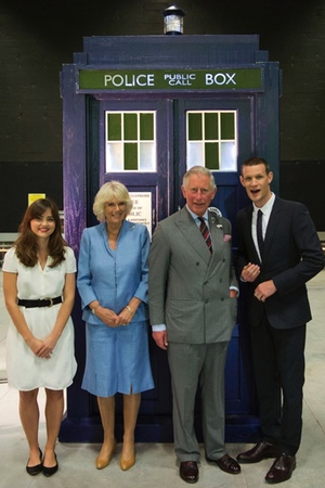 Carlos y Camilla con actores de 'Doctor Who'