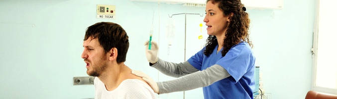  src="https://www.formulatv.com/images/noticias/32000/32004/1.jpg##677##200"/></div><p>El último episodio de la temporada se enfrentará, entre otras ofertas televisivas, a '<a href="https://www.formulatv.com/programas/comando-al-sol/">Comando al sol</a>' y '<a href="https://www.formulatv.com/programas/espanoles-en-el-mundo/">Españoles en el mundo</a>' (<a href="https://www.formulatv.com/la1/">La 1</a>), al <a href="https://www.formulatv.com/noticias/32001/cuatro-adelanta-estreno-tercera-temporada-homeland-otono-mismo-ano/">final de temporada</a> de '<a href="https://www.formulatv.com/series/homeland/">Homeland</a>' y nuevos capítulos de '<a href="https://www.formulatv.com/series/scandal/">Scandal</a>' (<a href="https://www.formulatv.com/cuatro/">Cuatro</a>), a '<a href="https://www.formulatv.com/programas/hay-una-cosa-que-te-quiero-decir/">Hay una cosa que te quiero decir</a>' -con los cantantes <a target="_blank" href="https://www.bekia.es/celebrities/antonio-carmona/">Antonio Carmona</a> y David Civera como invitados- (<a href="https://www.formulatv.com/telecinco/">Telecinco</a>) y a '<a href="https://www.formulatv.com/series/game-of-thrones/">Juego de tronos</a>' (<a href="https://www.formulatv.com/lasexta/">laSexta</a>).</p><h2 class='vh4'>Audiencias de la segunda temporada de 'Con el culo al aire'</h2><p><a href="https://www.formulatv.com/noticias/30443/segunda-temporada-con-el-culo-al-aire-sustituye-luna-el-misterio-de-calenda/">Estrenada</a> el miércoles 17 de abril de 2013 en prime time, consiguió su mejor resultado ese día, con un 20,3% de cuota de pantalla y más de 3.800.000 telespectadores. Esa fue la audiencia media del episodio, pero el número de espectadores llegó hasta los 4.309.000 (21,4%) a las 23:09 horas; fue el "minuto de oro" de la televisión ese día.</p><p>Estos son los datos de audiencia que ha logrado esta segunda temporada de la comedia española en Antena 3:</p><p>- Capítulo 1 (17/04/2013): 3.839.000 espectadores y 20,3% de share</p><p>- Capítulo 2 (24/04/2013): 2.981.000 y 16,3%</p><p>- Capítulo 3 (01/05/2013): 2.903.000 y 16,0%</p><p>- Capítulo 4 (08/05/2013): 2.956.000 y 16,0%</p><p>- Capítulo 5 (15/05/2013): 3.131.000 y 16,6%</p><p>- Capítulo 6 (22/05/2013): 2.996.000 y 16,0%</p><p>- Capítulo 7 (29/05/2013): 3.202.000 y 17,2%</p><p>- Capítulo 8 (05/06/2013): 3.000.000 y 16,5%</p><p>- Capítulo 9 (12/06/2013): 3.041.000 y 16,9%</p><p>- Capítulo 10 (19/06/2013): 3.475.000 y 19,2%</p><p>- Capítulo 11 (26/06/2013): 2.903.000 y 18%</p><p>- Capítulo 12 (03/07/2013): 2.710.000 y 16,7%</p><h2 class='vh4'>Sinopsis del último capítulo de la segunda temporada</h2><p>Chema anuncia a los campistas que el alcalde les va a echar del camping por vivir allí, algo que es ilegal. Esto se debe a que Charo informó a un periodista de que este cambiaba de coche oficial cada dos años y, como consecuencia, ahora le acusan de corrupto. </p><p>Tino no tiene plan, pero les dice a todos los campistas que tienen que luchar por quedarse. En un principio, todos apoyan a Tino excepto los marqueses, que dicen que van a marcharse a su casa en la playa, que no existe. Sin embargo, poco a poco, los campistas irán haciendo planes para marcharse del camping, incluida Alicia. </p><blockquote>Los marqueses se marchan a un camping nudista</blockquote><p>Con la expulsión del camping, los marqueses son los primeros en marcharse. Se van a otro camping: uno que parece estar hecho a su medida, más limpio, más barato, con mejores instalaciones, etc. Sin embargo, los marqueses pronto descubren que se trata de un camping nudista. </p><p>Ambos tratan de integrarse en su nuevo hogar, pero para ellos es imposible; así que acaban por volver a su camping de siempre y se unen a Tino en su lucha. Sin embargo, al volver a su bungaló, se dan cuenta de que Chema ya lo ha alquilado y que no está dispuesto a devolvérselo. </p><div class="imgnctxt"><img loading="lazy" alt=