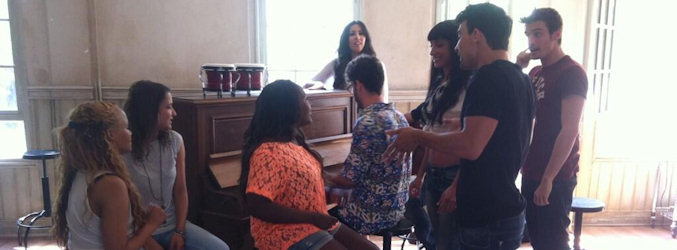 Los protagonistas de 'Dreamland' ensayan antes de cantar