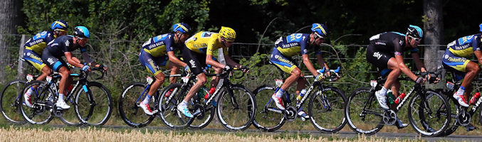 Los ciclistas del Tour de Francia intentan llegar a la meta