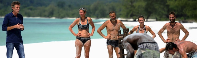 El presentador Denis Brogniart con varios concursantes de una de las ediciones del programa