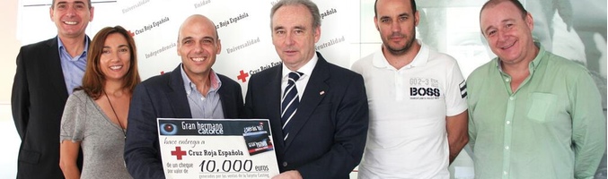 Acto de entrega del cheque de 10.000 euros de Gran Hermano a Cruz Roja