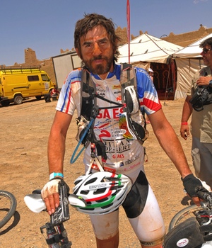 Santi Millán, apoyado en su bicicleta en 'Imparables'