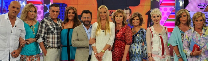 Jorge Javier Vázquez con algunos de los colaboradores de 'Sálvame'