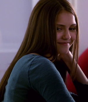 src="https://www.formulatv.com/images/noticias/32200/32224/1.jpg##677##200"/></div><h2 class='vh4'>Ian Somerhalder: "En Mystic Falls no se puede ser feliz mucho tiempo"</h2><p>El actor Ian Somerhalder ha admitido que se sorprendió cuando descubrió que Damon, su personaje, sería el elegido por Elena. "Pensé que estaban bromeando. Damon nunca consigue a la chica", ha expresado el intérprete, a lo que el actor Paul Wesley le ha respondido: "No quites importancia a los ojos azules sexys".</p><p>"Es Mystic Falls y no puedes ser así de feliz por tanto tiempo; así que siempre tiene que haber ese drama", ha añadido Somerhalder, haciendo referencia al lugar en el que se desarrolla 'Crónicas vampíricas'.</p><p>"Es la fase de la luna de miel", ha señalado Nina Dobrev. "Yo he hecho esto durante tres años... te acaba agotando", ha bromeado Wesley.</p><h2 class='vh4'>Ninva Dobrev: "A Katherine le va a costar adaptarse"</h2><p>Por lo que respecta a cómo reaccionará Katherine a su nuevo estado de humana, Dobrev ha señalado que "no va a ser bueno para ella. Todo lo que ha estado haciendo es esconderse detrás de esta cara y usando el vampirismo como una ventaja para conseguir lo que quería de la gente; va a estar insegura". "Le va a costar mucho acostumbrarse", ha avanzado.</p><h2 class='vh4'>Elena, a la universidad</h2><p>Elena irá a la universidad Whitmore College en la quinta temporada, ha contado Dobrev. Y no será la única en hacerlo. "Ella está convencida de llevar a Tyler (Michael Trevino) a la universidad, para que así puedan estar juntos, ya que Klaus (Joseph Morgan) se ha ido", ha explicado Candice Accola. "No podrán pasar con los mismos trucos que emplearon en Mystic Falls".</p><h2 class='vh4'>Bonnie, fallecida, se comunicará con Jeremy</h2><p>La muerte de Bonnie (Katerina Graham) tendrá gran importancia en esta nueva temporada, que se estrenará el 10 de octubre de 2013. "La única persona con la que se puede comunicar es con Jeremy (Steven R. McQueen)", ha indicado la actriz Kat Graham. "Veremos cuánto tiempo puede guardar el secreto".</p><p><div class="imgnctxtd"><img loading="lazy" alt=