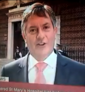Simon McCoy de la BBC cubriendo el nacimiento del bebé real