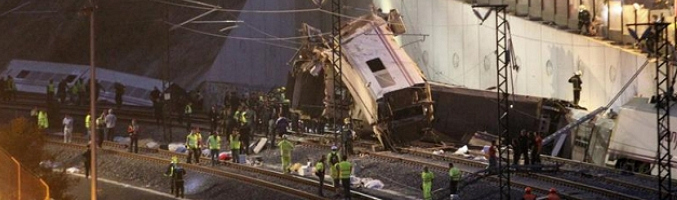 Los equipos de emergencias trabajando en la &quot;zona cero&quot; del accidente