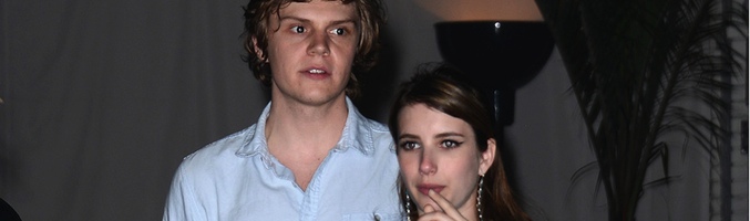 Evan Peters y Emma Roberts