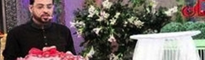 Aamir Liaquat Hussain sosteniendo al bebé en el programa de televisión