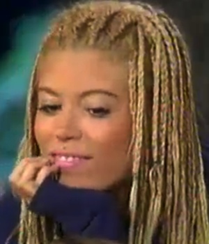 Gaby escucha en el campamento lo que Lucía escribió en su blog