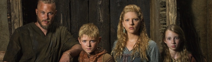 Ragnar y su familia en 'Vikingos' (Bjorn, Lagertha y Gyda)