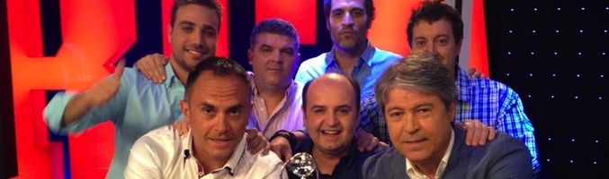 Profesionales de Marca TV posan con una Antena de Plata