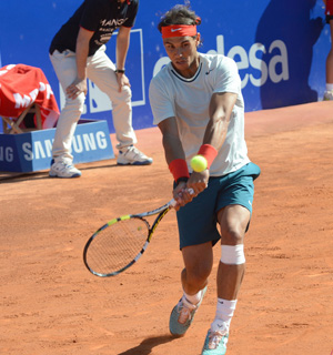 Nadal disputando un partido en el Conde de Godó 2013