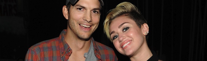 Ashton Kutcher y Miley Cyrus en los Teen Choice Awards 2013