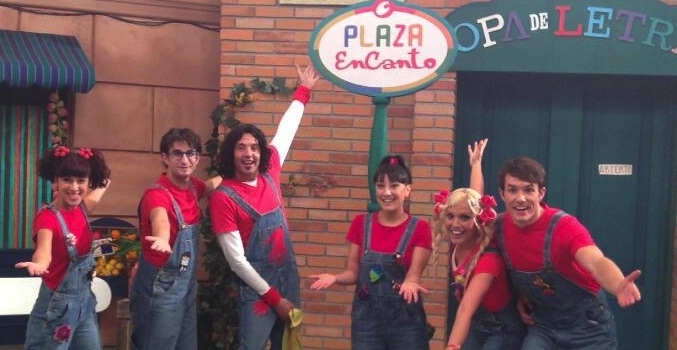 Los miembros del grupo Encanto en el plató de la serie