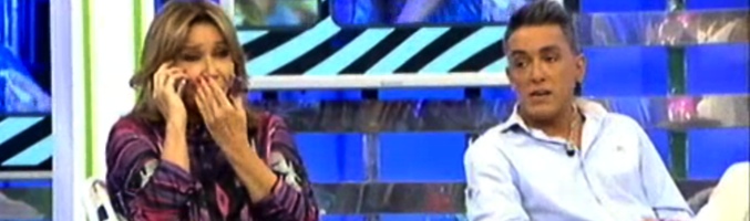 Mila Ximénez, hablando por teléfono, y Kiko Hernández este martes en el plató de 'Sálvame' escuchando la noticia