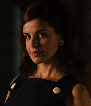  src="https://www.formulatv.com/images/noticias/32700/32741/1.jpg##677##200"/></div><p><b>Tu personaje en 'Gran Reserva. El origen', Elena Cortázar, luchaba por mantener en igualdad los ámbitos de la pareja y la familia. ¿Cómo fue para ti mantener esos dos pilares tan importantes con tantas horas de trabajo?</b></p><p>Desde que empecé a hacer la serie diaria no tenía tiempo para nada más porque eran muchas horas diariamente y cuando llegaba a casa tenía que estudiar muchas páginas de un día para otro continuamente. </p><p>Pero también había cosas muy buenas. Aparecía lo que llamaba el <i>síndrome de '<a href="https://www.formulatv.com/programas/gran-hermano/">Gran hermano</a>'</i>: con todo el equipo hacía una amistad muy estrecha, de repente cogía mucha confianza, empezaba a hacer grupos, amigos... La vida social se integraba dentro del trabajo y todo se hacía un batiburrillo. </p><blockquote>"Me encantaría participar en 'Tu cara me suena'"</blockquote><p><b>Has comentado en alguna ocasión que en 'El internado' la calidad se imponía a la cantidad. ¿En 'Gran Reserva. El origen' se inviertían los términos?</b></p><p>En 'El internado', la calidad prevalecía ante todo. Siempre recordaré el primer episodio en el que creo que estuvimos cinco semanas repitiendo secuencias, cuando lo normal son dos. Eso es inaudito en las series españolas y ahora se ha convertido en una apuesta. </p><p>La ficción de las series semanales se asemeja también a 'Gran Reserva. El origen', quizás porque heredamos los decorados de '<a href="https://www.formulatv.com/series/gran-reserva/">Gran Reserva</a>' [prime time], que no es un decorado con el presupuesto que suelen gastar para una diaria, y heredar cosas de una serie semanal ya da una factura mucho mejor que la diaria que hay en nuestro país. En una serie de este tipo lo importante es sacar el trabajo adelante, es otro concepto. </p><p><b>Eres fan de la serie 'Breaking Bad'. ¿Qué elementos necesitas de una serie española para que te enganche como esta?</b></p><p>Yo soy muy rara para eso. Lo mismo me engancha una serie policiaca como un culebrón. Otra cosa es que diga qué admiro de una serie, pues ahí me fijaría en que los actores estén bien dirigidos y en otros aspectos. </p><p>Pero en cuanto a la cuestión de engancharse, te puedes enganchar al sushi y también a una hamburguesa del McDonald's. A veces me sorprendo a mí misma, entones no juzgo. </p><p><div class="imgnctxti"><img loading="lazy" alt="Marta Torné en &#39;Gran Reserva. El origen&#39;