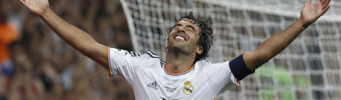 Raúl celebra su gol