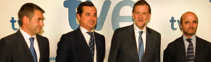 Directivos de TVE posan con el Presidente del Gobierno, Mariano Rajoy