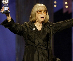 Julie Harris recogiendo el premio Tony