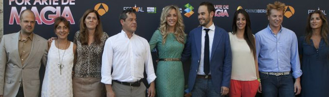 Representantes de Atresmedia TV, 'Por arte de magia' y Shine Iberia en el photocall del FesTVal