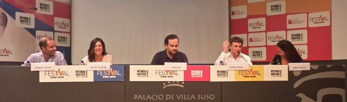 Parte del equipo de 'España en serie' y el director del FesTVal, Joseba Fiestras, en la rueda de prensa