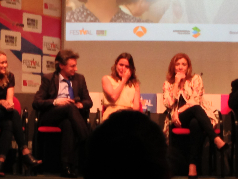 Adriana Ugarte, emocionada en la rueda de prensa de 'El tiempo entre costuras'