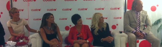 Luján Argüelles junto a los padres de la tercera temporada de '¿Quién quiere casarse con mi hijo?'