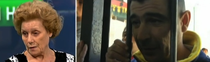 Ricardo encarcelado en Bolivia ('Encarcelados') y su madre a la izquierda en 'Más vale tarde'