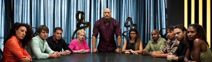 Dwayne Johnson con los concursantes